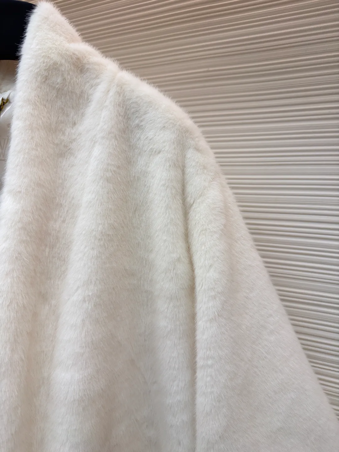 LOUIS VUITTON x Nigo joint mink fur V-neck kimono style fur ●Original version: 169000 purchased and developed ●Item number: 1681868-C30 ●Fabric: mink fur fabric ●Technology: Positioning cutting machine ●Color: white ●Version: version ●Weight: about 910 grams ●Size: 46-48-50-52 ●Description: - The fabric is made of high-quality North American mink hair, which is hand-sorted and screened to ensure uniform hair needle length and fluff density, smooth touch and strong luster. The tailoring adopts an unlined minimalist structure, and is stitched by hand to avoid stitching marks that damage the overall texture. The neckline is designed with a wide fold, and the edges are trimmed with invisible hand stitching, so that it drape naturally without being stiff. The cuffs are made of the same material and are furred, and a thin interlining is added on the inside to keep them fluffy and not easily deformed. The pockets are embedded in design, and the edges of the openings are hand-stitched to seamlessly connect with the texture of the body. The interior is equipped with the brand's exclusive satin lining, the label is fixed with a custom hanging chain, and the details reflect high-end craftsmanship standards. The overall wiring is straight and delicate, the fabric is comfortable and soft, and the color is consistent without color difference. It can be matched with the same style to create a fashionable look and control various occasions. Customized accessories, complete with three standards, same style for men and women!